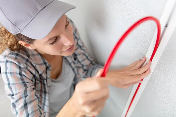 Young Tradeswoman Installing Electrical Wiring — Stock Photo, Image