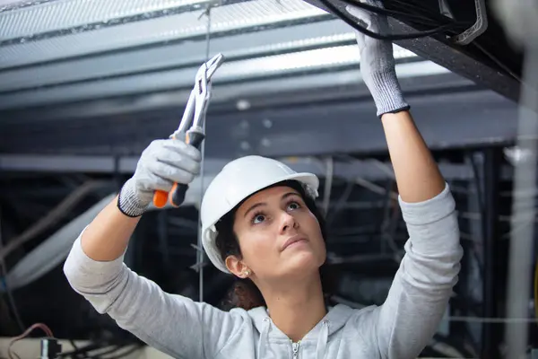 Kvinna Som Arbetar Taket — Stockfoto