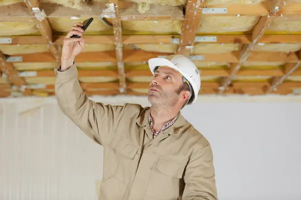 Man Byggare Med Hjälp Smartphone För Att Ett Foto Plats — Stockfoto