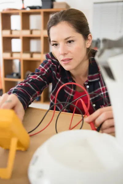 Female Electrician Working Wires — Stock Photo, Image