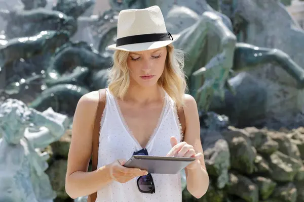 Young Pretty Female Caucasian Tourist Using Her Tablet — Stock Photo, Image