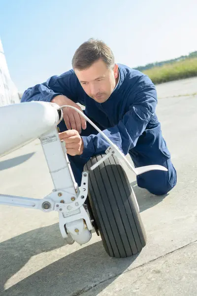 Aircraft Mechanic Checking Landing Gear — Stock Photo, Image
