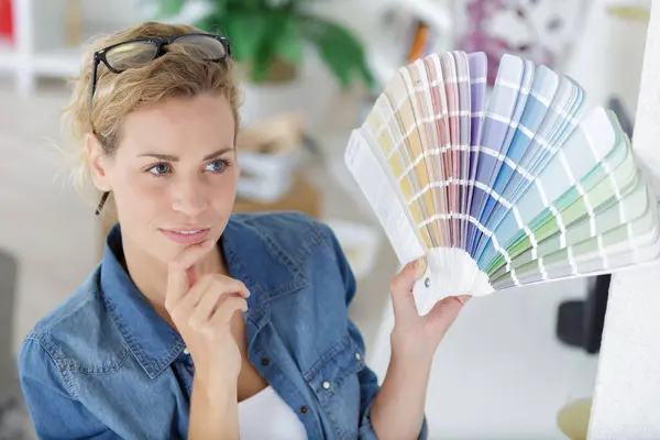 Mujer Elige Color Del Libro Muestras Color —  Fotos de Stock