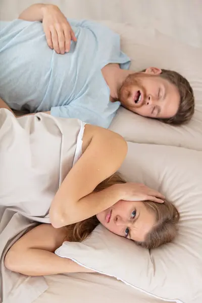 Man Snoring While His Wife Trying Sleep — Stock Photo, Image