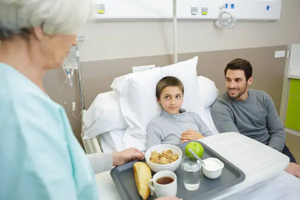 Kleines Kind Mit Intravenösem Tropf Isst Suppe Krankenhausbett — Stockfoto