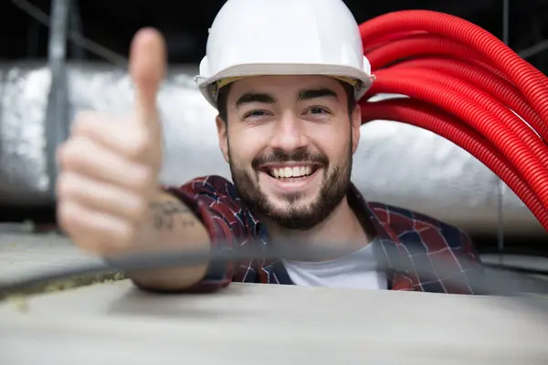 Szczęśliwy Budowniczy Pokazując Kciuki Górę Aparacie Zdjęcie Stockowe