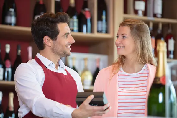 Şarap Dükkanında Şarap Garsonluğu Yapıyor Kadınlara Bir Şişe Tavsiye Ediyor - Stok İmaj