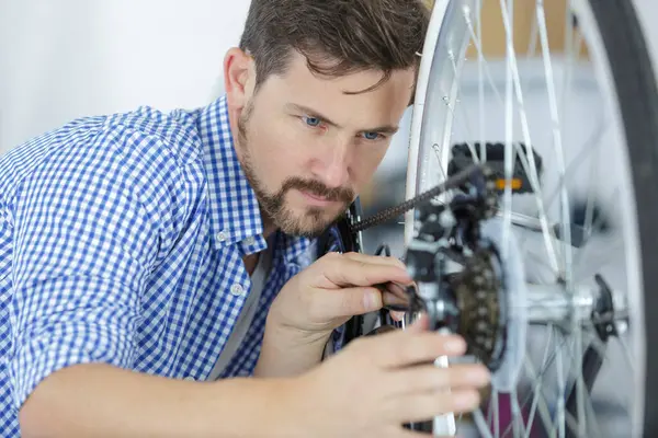 Hombre Está Arreglando Una Rueda Bicicletas Imágenes de stock libres de derechos