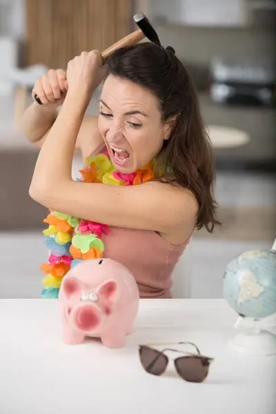 Vrouw Breekt Spaarvarken Geld Bank Stockfoto
