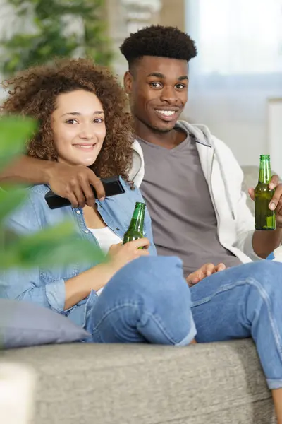 Bild Von Süßem Paar Posiert Mit Bierflasche Stockbild
