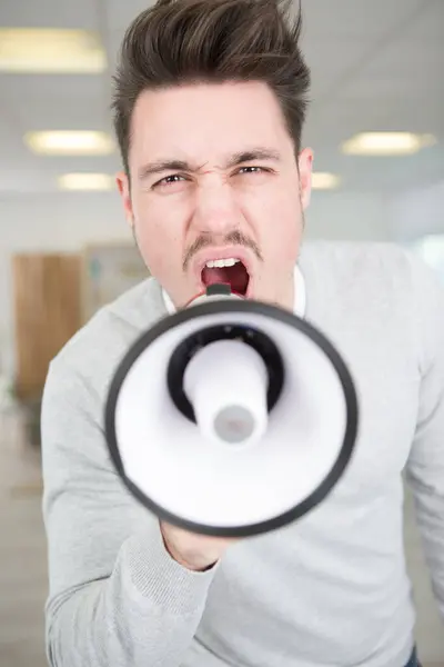 Portret Wściekłego Mężczyzny Krzyczącego Megafonem Zdjęcie Stockowe