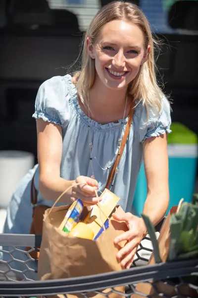 Junge Frau Beim Wöchentlichen Einkauf Von Lebensmitteln Stockbild