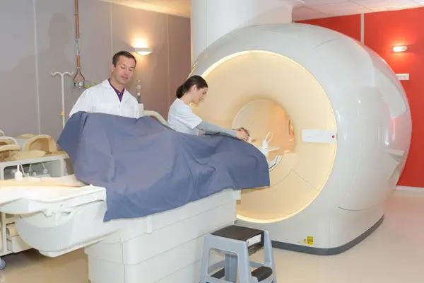 Máquina Ressonância Magnética Telas Com Médico Enfermeiro Fotos De Bancos De Imagens