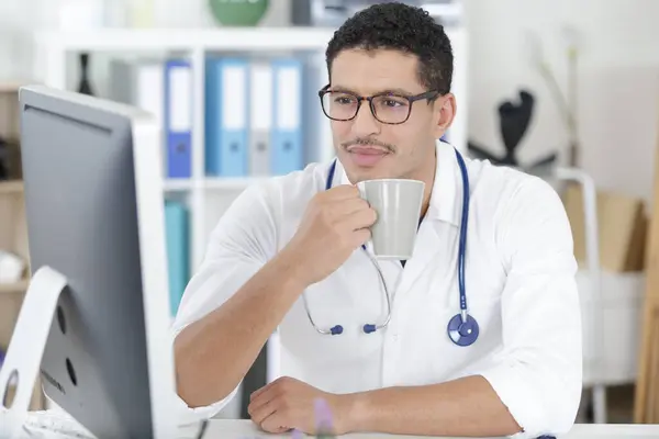 Arzt Mit Kaffeetasse Arztpraxis Stockbild