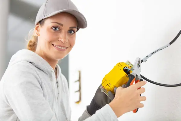 Portrait Female Electrician Using Wire Cutters — Stock Photo, Image