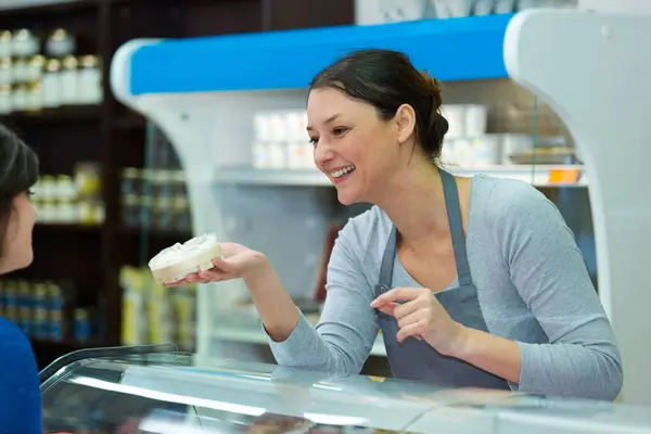 Peynir Satıcısı Müşteriyle Konuşuyor — Stok fotoğraf