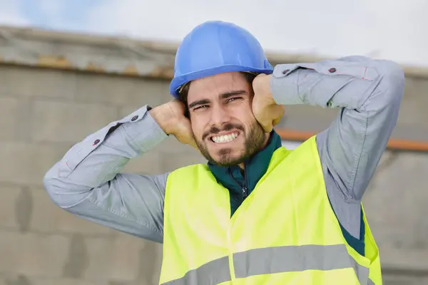 Építőmunkás Vagy Mérnök Aki Befogja Fülét — Stock Fotó
