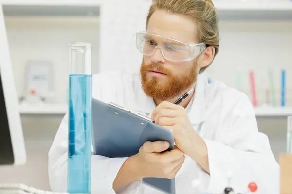 Male Scientist Making Experiment — Stock Photo, Image