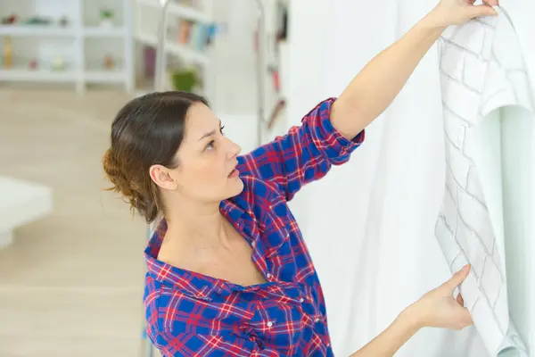 Woman Holding Roll Wallpaper Wall — Stock Photo, Image