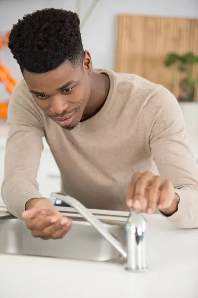 Ein Mann Der Sich Isoliert Die Hände Wäscht — Stockfoto