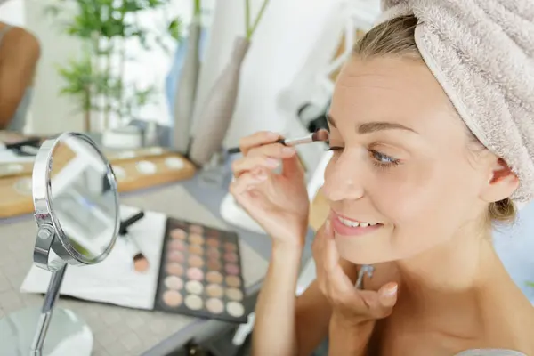 Beautiful Woman Applying Eye Make — Stock Photo, Image