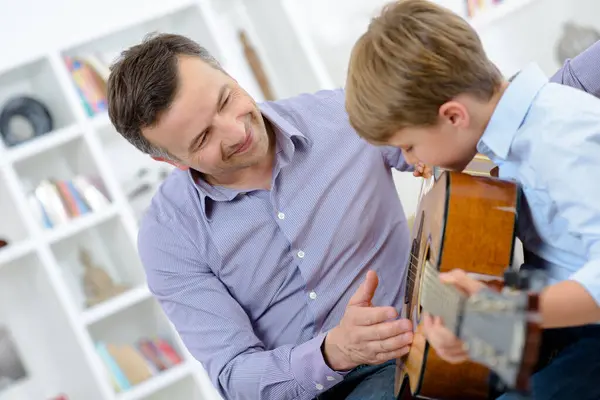 Homme Enseignant Enfant Jouer Guitare Acoustique — Photo