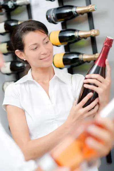 Bayan Holding Şişe Şarap Telifsiz Stok Imajlar