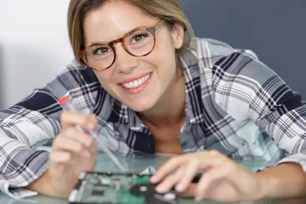 Mutlu Kadın Mühendis Bozuk Bilgisayar Sabit Diskini Tamir Ediyor Stok Fotoğraf