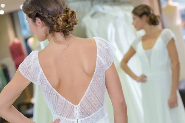 Frau Probiert Hochzeitskleid Geschäft lizenzfreie Stockfotos