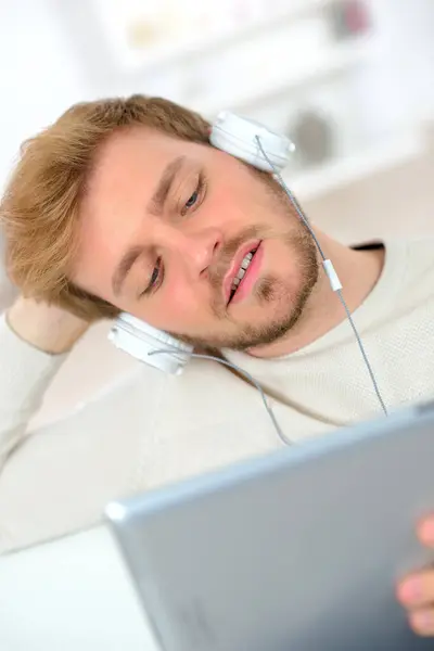 Hombre Escuchando Música Auriculares Sofá Casa Imágenes de stock libres de derechos