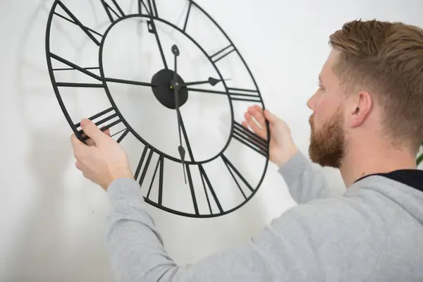 Homme Changer Temps Sur Belle Horloge Murale Photo De Stock