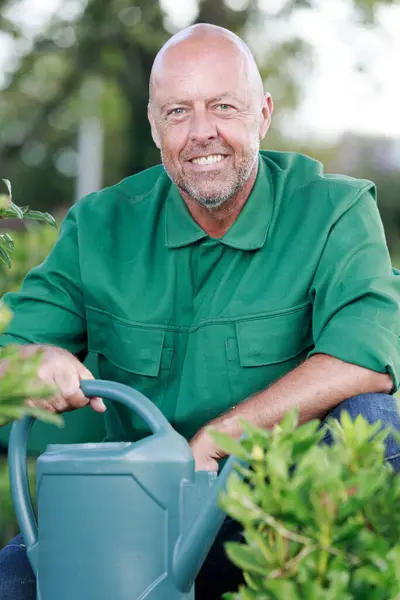 Gelukkig Man Planten Water Geven Stockfoto