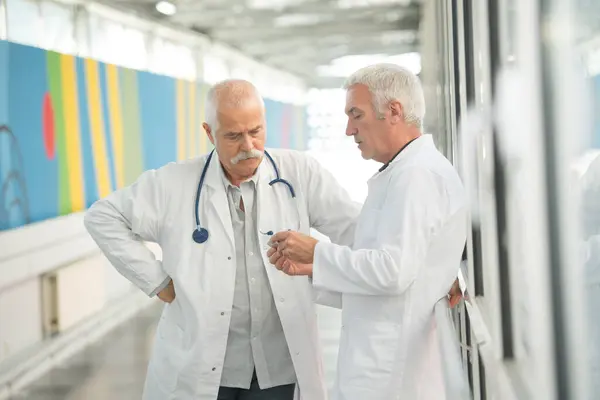 Männliche Ärzte Krankenhausflur Stehen Stockfoto