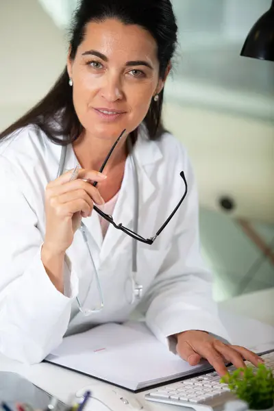 Enfermera Médico Mediana Edad Pie Sonriendo Imagen De Stock