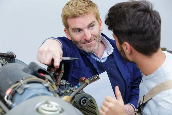 Mechaniker Lehrling Mit Lehrer Stockbild