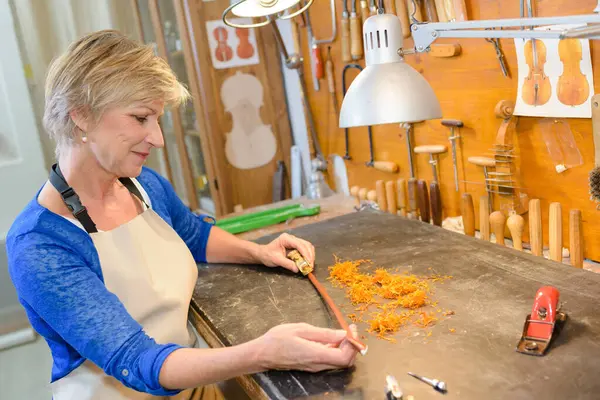 Luthier Feminino Trabalhando Criação Violino — Fotografia de Stock