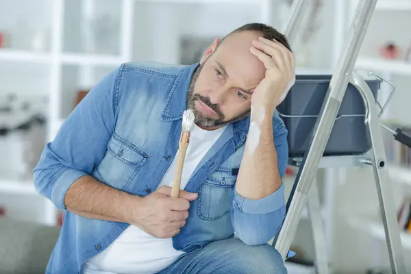 Wyczerpany Mężczyzna Próbuje Namalować Ścianę — Zdjęcie stockowe