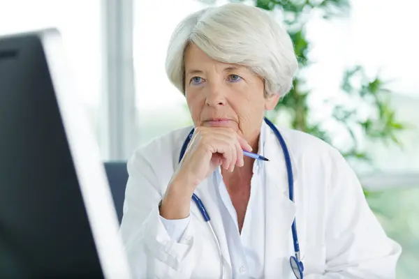 Serious Female Doctor Laptop — Stock Photo, Image