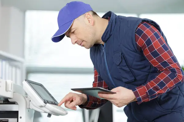 Man Photocopier Holding Tablet Maintenance Repairs — Stock Photo, Image
