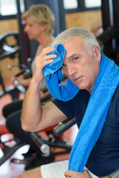Senior Man Wiping Sweat Towel Imágenes De Stock Sin Royalties Gratis