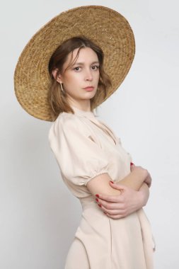 Klas, sade, bej renkli, yapışkan yaz elbisesi giymiş bir kadının stüdyo fotoğrafı..