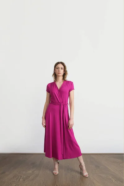 Serie Studio Photos Young Female Model Bright Pink Wrap Dress — 스톡 사진
