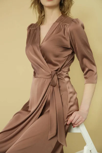 Serie Studio Photos Young Female Model Brown Silk Satin Wrap — Stock Photo, Image