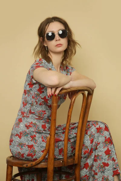 スタジオショットの女性で花夏のドレス — ストック写真