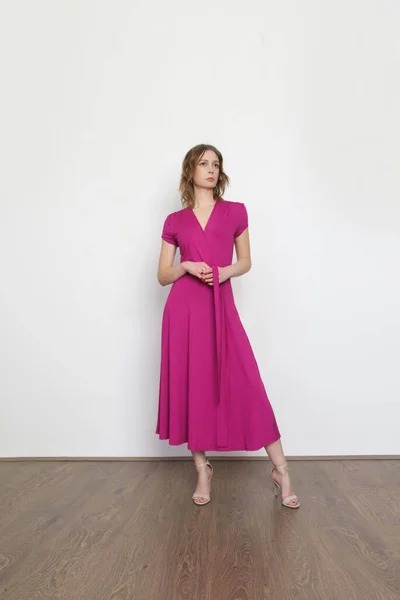 Serie Studio Photos Young Female Model Bright Pink Wrap Dress — 스톡 사진