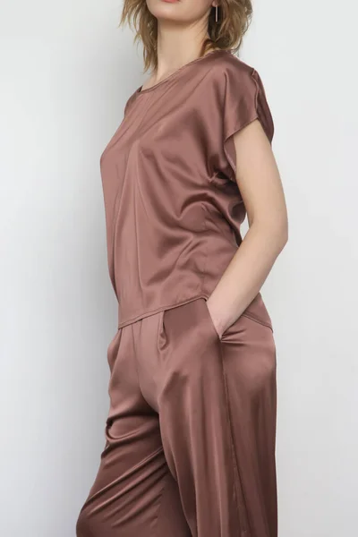 Serie Studio Foton Ung Kvinnlig Modell Brunt Silke Outfit Set — Stockfoto