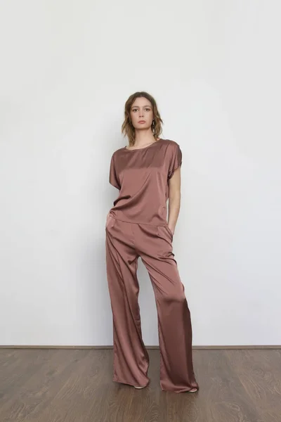 茶色の絹の衣装セットで若い女性モデルのスタジオ写真のセリエ — ストック写真