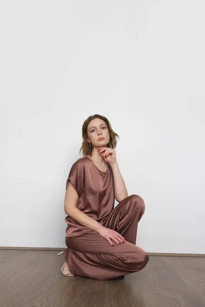 Serie Studiofoto Van Jong Vrouwelijk Model Bruine Zijden Outfit Set — Stockfoto