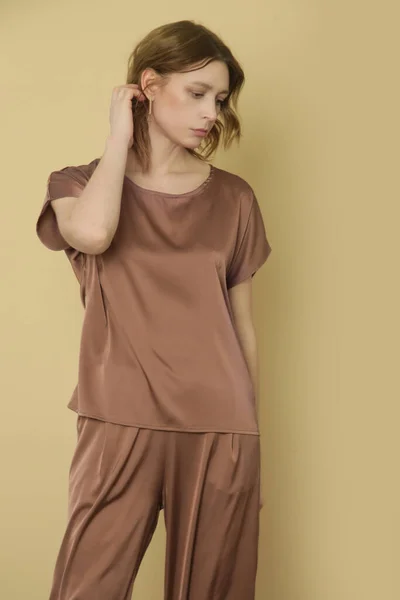 茶色の絹の衣装セットで若い女性モデルのスタジオ写真のセリエ — ストック写真