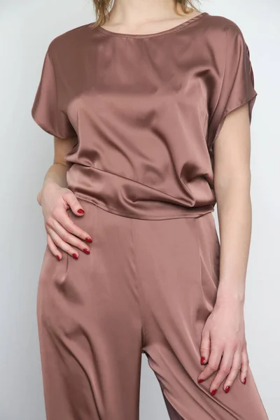 Serie Studio Photos Young Female Model Brown Silk Outfit Set — 스톡 사진